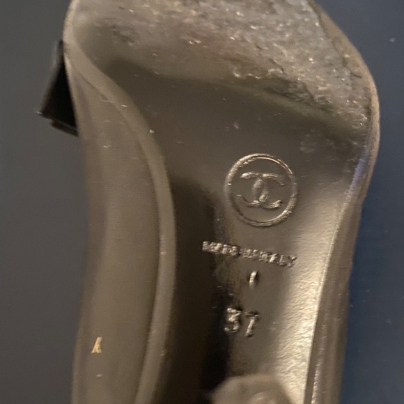 CHANEL BLACK AND WHITE TUXEDO PUMP WITH BOW.  SIZE 37 - Picture 4 of 5